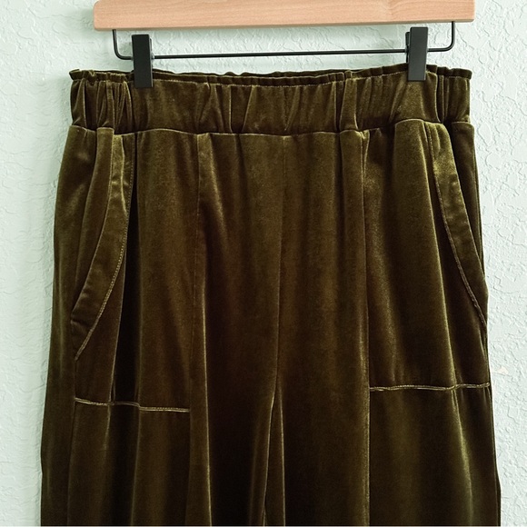 Vada Winter•Katelyn Jogger Pant in Moody Olive Velvet - Picture 4 of 11